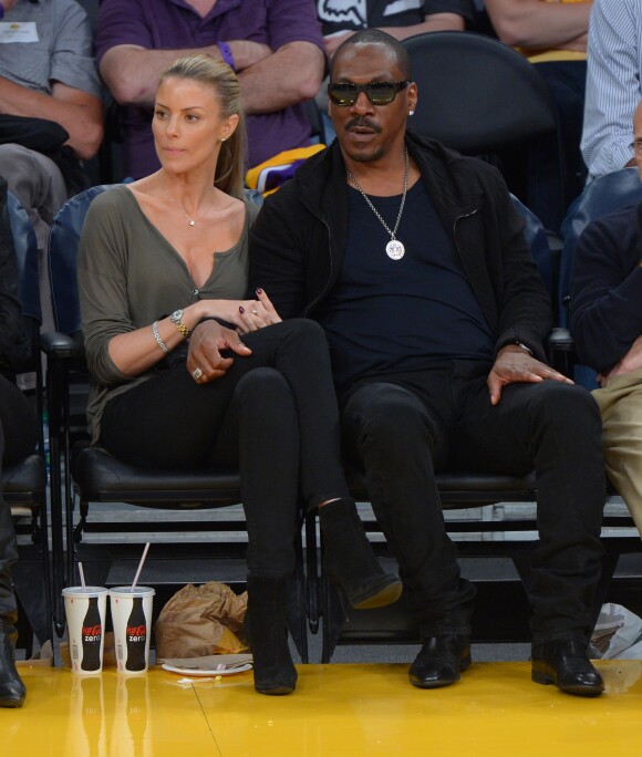 Eddie Murphy, sa petite amie Paige Butcher et Jeffrey Katzenberg assistent à un match des Lakers à Los Angeles, le 12 avril 2015