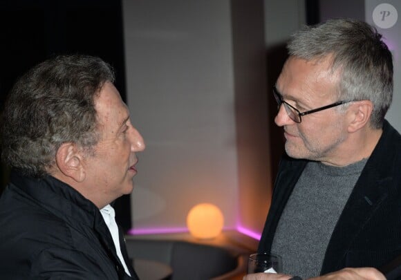 Michel Drucker et Laurent Ruquier - Cocktail pour le lancement du livre "Les bonnes chansons ne meurent jamais" de J. Sanchez au NoLita à Paris, le 4 novembre 2015. © Veeren/Bestimage