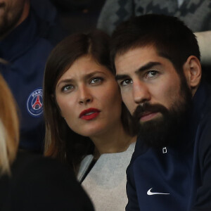 Nikola Karabatic et sa compagne Géraldine Pillet au match de football PSG-Bordeaux au Parc des Princes à Paris le 11 septembre 2015