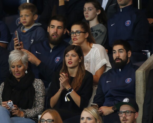 Luka Karabatic et Jeny Priez, Nikola Karabatic et Géraldine Pillet au match de football PSG-Bordeaux au Parc des Princes à Paris le 11 septembre 2015