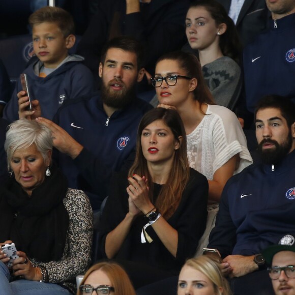 Luka Karabatic et Jeny Priez, Nikola Karabatic et Géraldine Pillet au match de football PSG-Bordeaux au Parc des Princes à Paris le 11 septembre 2015