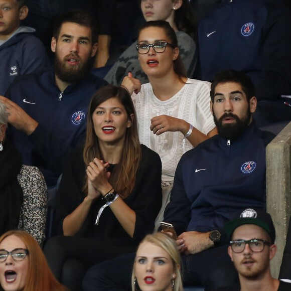 Luka Karabatic et Jeny Priez, Nikola Karabatic et Géraldine Pillet au match de football PSG-Bordeaux au Parc des Princes à Paris le 11 septembre 2015