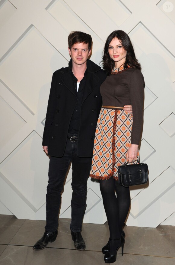Richard Jones et sa femme Sophie Ellis-Bextor lors du lancement de la campagne Burberry 2014 au 121 Regent Street à Londres, le 3 novembre 2014