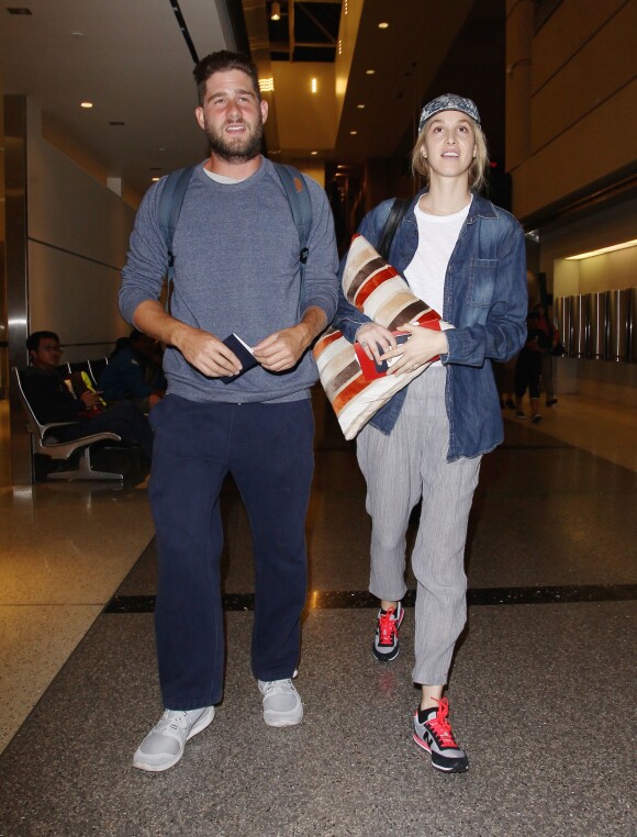 Whitney Port et son fiancé Tim Rosenman prennent un avion à Los Angeles le 23 aout 2015.