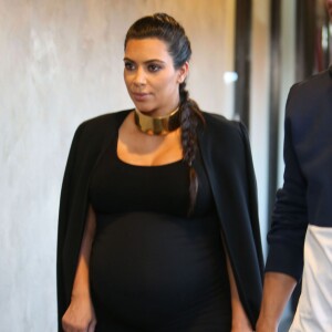 Kim Kardashian enceinte est allée diner au restaurant 'Chin Chin' avec son ami Jonathan Cheban à Studio City, le 9 novembre 2015