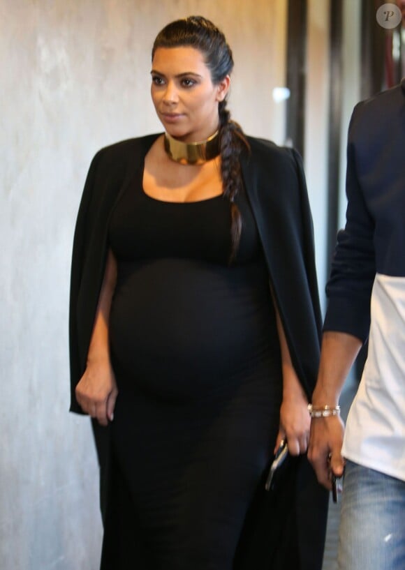 Kim Kardashian enceinte est allée diner au restaurant 'Chin Chin' avec son ami Jonathan Cheban à Studio City, le 9 novembre 2015