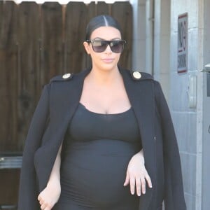 Kim Kardashian, enceinte, sort d'un studio à Los Angeles, le 5 novembre 2015.