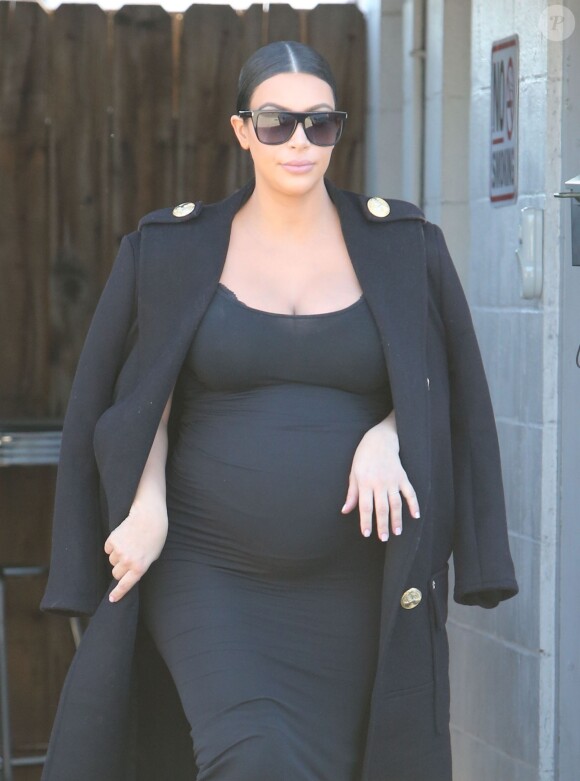 Kim Kardashian, enceinte, sort d'un studio à Los Angeles, le 5 novembre 2015.
