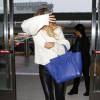Gwyneth Paltrow se cache en sortant de l'aéroport de JFK à New York, le 28 octobre 2015.