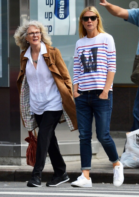 Exclusif - Gwyneth Paltrow et sa mère Blythe Danner - Gwyneth Paltrow retrouve son ex mari Chris Martin pour un déjeuner d'anniversaire au restaurant Prune à New York, le 27 septembre 2015