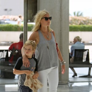 Exclusif - Gwyneth Paltrow, Chris Martin et leurs enfants Apple et Moses quittent l'ile de Majorque en Espagne apres quelque jours de vacances dans la maison de l'acteur Americain Michael Douglas le 14 juillet 2013.