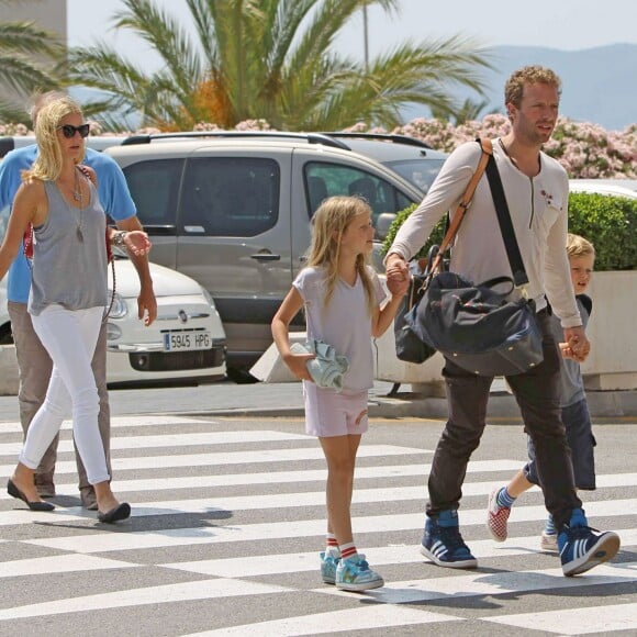 Exclusif - Gwyneth Paltrow, Chris Martin et leurs enfants Apple et Moses quittent l'ile de Majorque en Espagne apres quelque jours de vacances dans la maison de l'acteur Americain Michael Douglas le 14 juillet 2013.