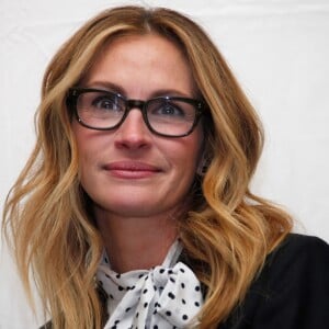 Julia Roberts - Conférence de presse avec les acteurs du film "Aux yeux de tous" à Santa Monica le 11 novembre 2015.