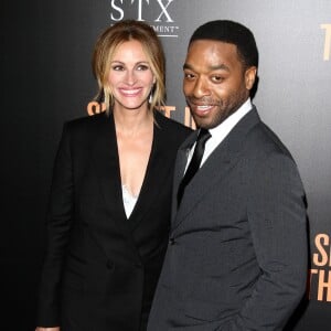 Julia Roberts et Chiwetel Ejiofor à la première de 'Secret In Their Eyes' à Westwood, le 11 novembre 2015.