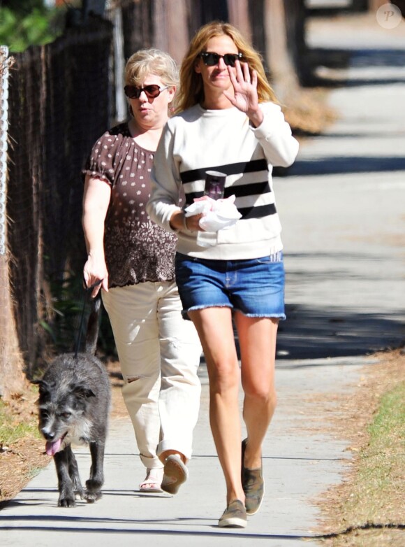 Exclusif - Julia Roberts se promène avec une amie et avec son chien dans les rues de Malibu, le 1er novembre 2015