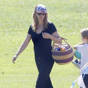 Exclusif - Julia Roberts embrasse son mari Daniel Moder lors d'une journée football de leurs enfants à Malibu le 31 octobre 2015. Le couple semble très amoureux et dément les rumeurs de séparation.