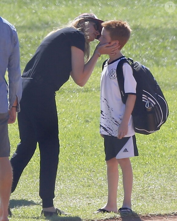 Exclusif - Julia Roberts embrasse son mari Daniel Moder lors d'une journée football de leurs enfants à Malibu le 31 octobre 2015. Le couple semble très amoureux et dément les rumeurs de séparation.