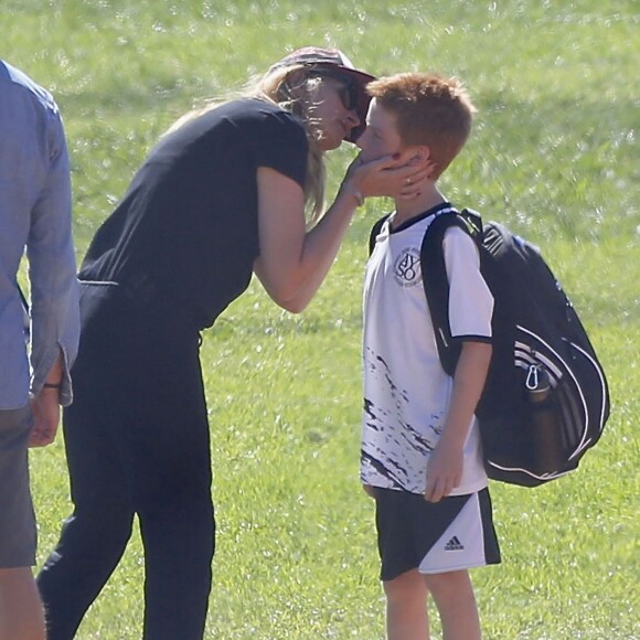 Exclusif - Julia Roberts embrasse son mari Daniel Moder lors d'une journée football de leurs enfants à Malibu le 31 octobre 2015. Le couple semble très amoureux et dément les rumeurs de séparation.