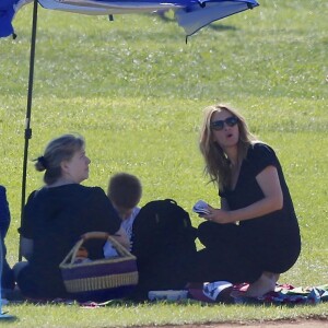 Exclusif - Julia Roberts embrasse son mari Daniel Moder lors d'une journée football de leurs enfants à Malibu le 31 octobre 2015. Le couple semble très amoureux et dément les rumeurs de séparation.