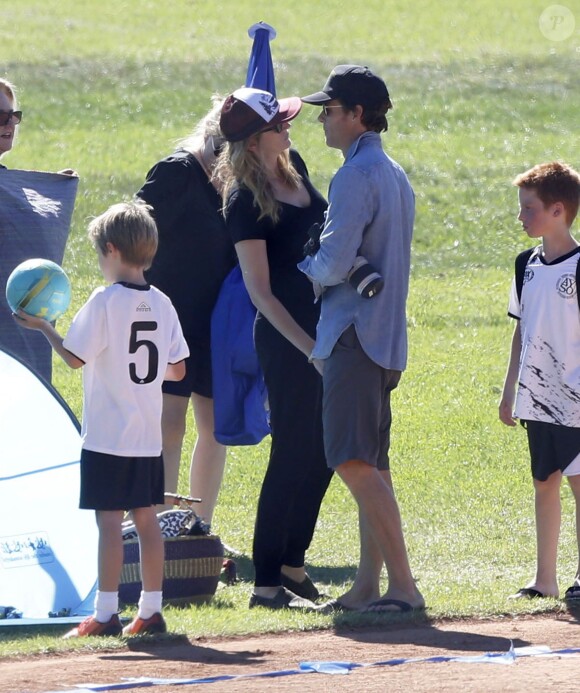 Exclusif - Julia Roberts embrasse son mari Daniel Moder lors d'une journée football de leurs enfants à Malibu le 31 octobre 2015. Le couple semble très amoureux et dément les rumeurs de séparation.