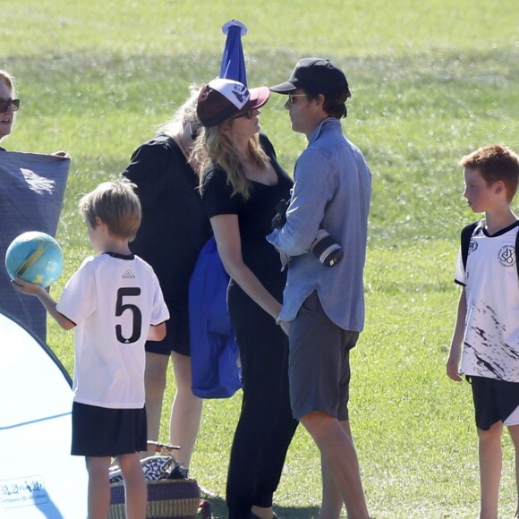 Exclusif - Julia Roberts embrasse son mari Daniel Moder lors d'une journée football de leurs enfants à Malibu le 31 octobre 2015. Le couple semble très amoureux et dément les rumeurs de séparation.