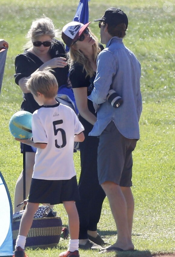 Exclusif - Julia Roberts embrasse son mari Daniel Moder lors d'une journée football de leurs enfants à Malibu le 31 octobre 2015. Le couple semble très amoureux et dément les rumeurs de séparation.