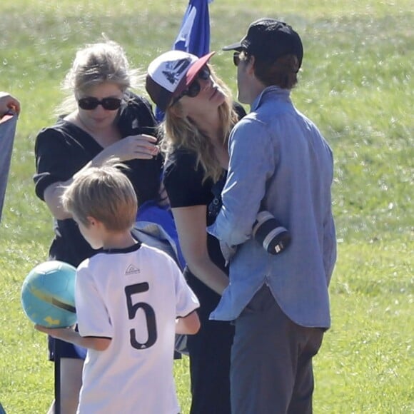 Exclusif - Julia Roberts embrasse son mari Daniel Moder lors d'une journée football de leurs enfants à Malibu le 31 octobre 2015. Le couple semble très amoureux et dément les rumeurs de séparation.