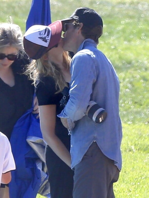 Exclusif - Julia Roberts embrasse son mari Daniel Moder lors d'une journée football de leurs enfants à Malibu le 31 octobre 2015. Le couple semble très amoureux et dément les rumeurs de séparation.