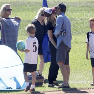 Exclusif - Julia Roberts embrasse son mari Daniel Moder lors d'une journée football de leurs enfants à Malibu le 31 octobre 2015. Le couple semble très amoureux et dément les rumeurs de séparation.