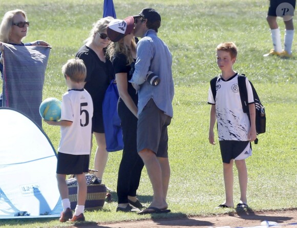 Exclusif - Julia Roberts embrasse son mari Daniel Moder lors d'une journée football de leurs enfants à Malibu le 31 octobre 2015. Le couple semble très amoureux et dément les rumeurs de séparation.