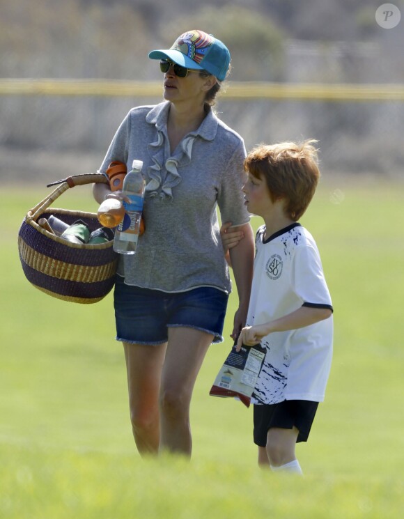 Exclusif - Prix Spécial - Julia Roberts soutient son fils Phinnaeus lors d'un match de football à Malibu le 17 octobre 2015 avec son mari, Daniel Moder.