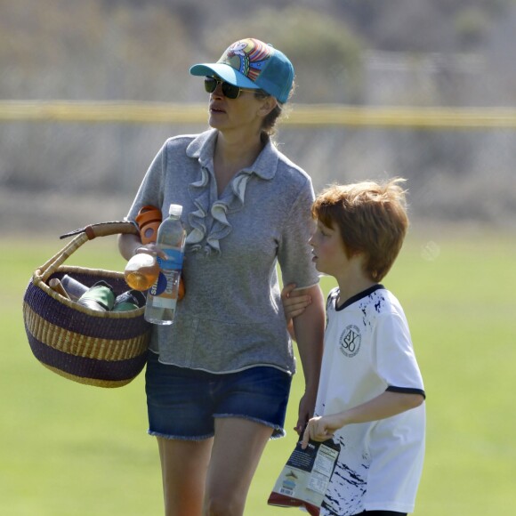 Exclusif - Prix Spécial - Julia Roberts soutient son fils Phinnaeus lors d'un match de football à Malibu le 17 octobre 2015 avec son mari, Daniel Moder.