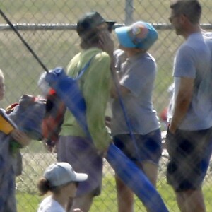 Exclusif - Julia Roberts embrasse son mari Danny Moder lors d'un match de football à Malibu le 17 octobre 2015.