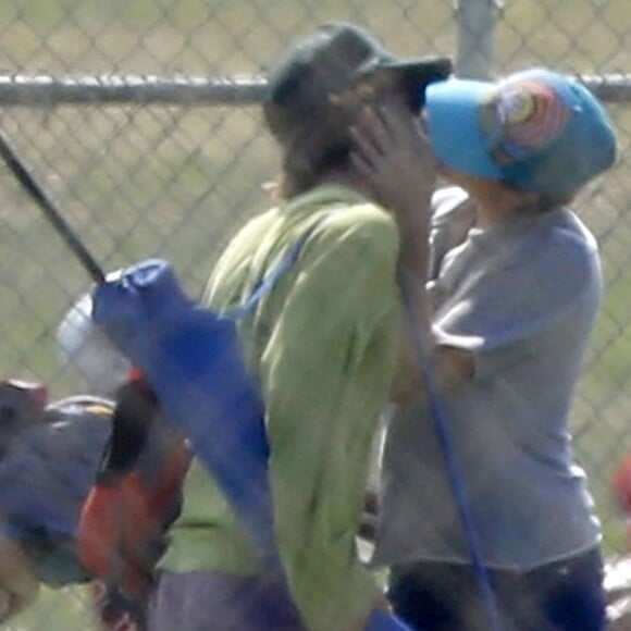 Exclusif - Julia Roberts embrasse son mari Danny Moder lors d'un match de football à Malibu le 17 octobre 2015.