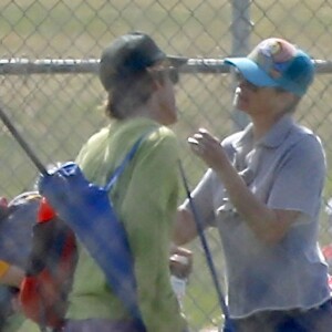 Exclusif - Julia Roberts embrasse son mari Danny Moder lors d'un match de football à Malibu le 17 octobre 2015.