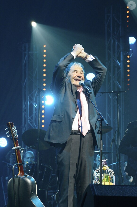 Pierre Perret sur la scène de l'Olympia à Paris le 9 juillet 2014.