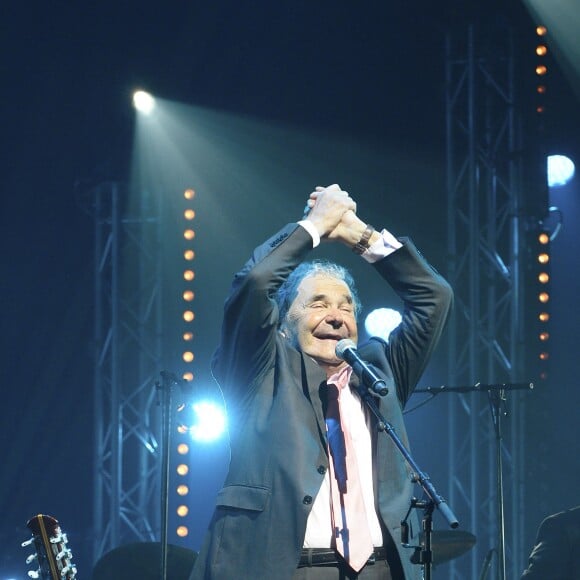 Pierre Perret sur la scène de l'Olympia à Paris le 9 juillet 2014.