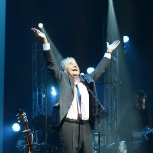 Pierre Perret sur la scène de l'Olympia à Paris le 9 juillet 2014.