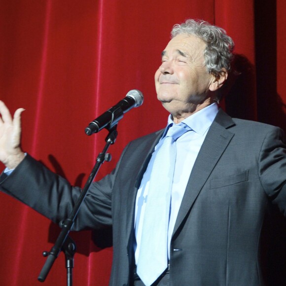 Pierre Perret sur la scène de l'Olympia à Paris le 9 juillet 2014.