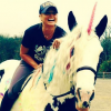 Miranda Lambert chevauche une fausse licorne pour son 32e anniversaire / photo postée sur Instagram.