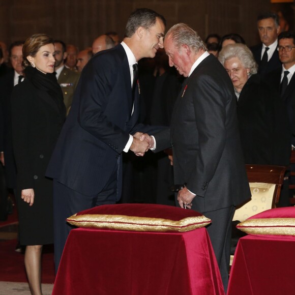 Le roi Felipe VI, la reine Letizia, le roi Juan Carlos Ier et la reine Sofia d'Espagne lors des obsèques de l'infant Carlos de Bourbon-Siciles, duc de Calabre, au monastère San Lorenzo de l'Escurial le 12 novembre 2015. Cousin germain de Juan Carlos Ier, Don Carlos s'est éteint le 5 octobre et a été inhumé le 8 dans le panthéon des infants du monastère.