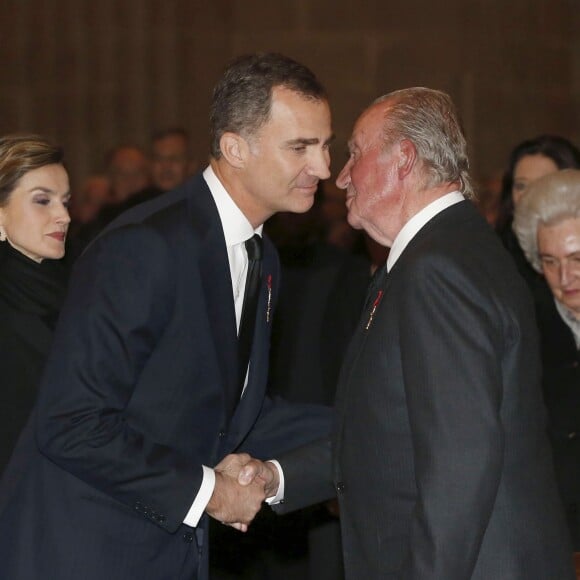 Le roi Felipe VI et son père le roi Juan Carlos Ier d'Espagne lors des obsèques de l'infant Carlos de Bourbon-Siciles, duc de Calabre, au monastère San Lorenzo de l'Escurial le 12 novembre 2015. Cousin germain de Juan Carlos Ier, Don Carlos s'est éteint le 5 octobre et a été inhumé le 8 dans le panthéon des infants du monastère.