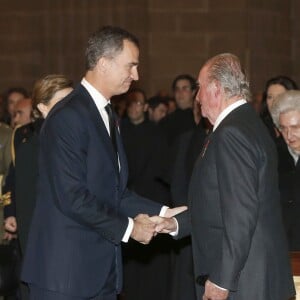 Le roi Felipe VI d'Espagne et son père le roi Juan Carlos Ier lors des obsèques de l'infant Carlos de Bourbon-Siciles, duc de Calabre, au monastère San Lorenzo de l'Escurial le 12 novembre 2015. Cousin germain de Juan Carlos Ier, Don Carlos s'est éteint le 5 octobre et a été inhumé le 8 dans le panthéon des infants du monastère.