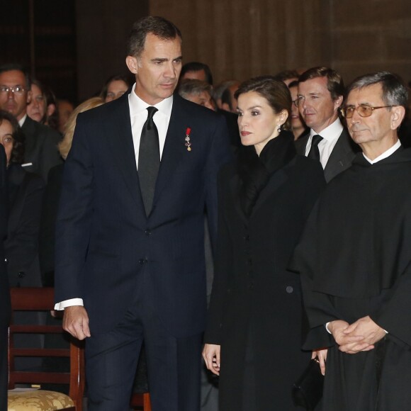 Le roi Felipe VI et la reine Letizia d'Espagne à la messe d'obsèques de l'infant Carlos de Bourbon-Siciles, duc de Calabre, au monastère San Lorenzo de l'Escurial le 12 novembre 2015. Cousin germain de Juan Carlos Ier, Don Carlos s'est éteint le 5 octobre et a été inhumé le 8 dans le panthéon des infants du monastère.