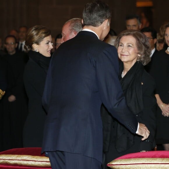 Le roi Felipe VI et la reine Letizia d'Espagne embrassent le roi Juan Carlos Ier et la reine Sofia d'Espagne lors des obsèques de l'infant Carlos de Bourbon-Siciles, duc de Calabre, au monastère San Lorenzo de l'Escurial le 12 novembre 2015. Cousin germain de Juan Carlos Ier, Don Carlos s'est éteint le 5 octobre et a été inhumé le 8 dans le panthéon des infants du monastère.