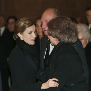 La reine Letizia avec le roi Juan Carlos Ier et la reine Sofia d'Espagne lors des obsèques de l'infant Carlos de Bourbon-Siciles, duc de Calabre, au monastère San Lorenzo de l'Escurial le 12 novembre 2015. Cousin germain de Juan Carlos Ier, Don Carlos s'est éteint le 5 octobre et a été inhumé le 8 dans le panthéon des infants du monastère.