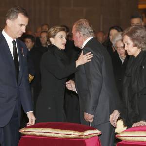 Le roi Felipe VI, la reine Letizia, le roi Juan Carlos Ier et la reine Sofia d'Espagne lors des obsèques de l'infant Carlos de Bourbon-Siciles, duc de Calabre, au monastère San Lorenzo de l'Escurial le 12 novembre 2015. Cousin germain de Juan Carlos Ier, Don Carlos s'est éteint le 5 octobre et a été inhumé le 8 dans le panthéon des infants du monastère.