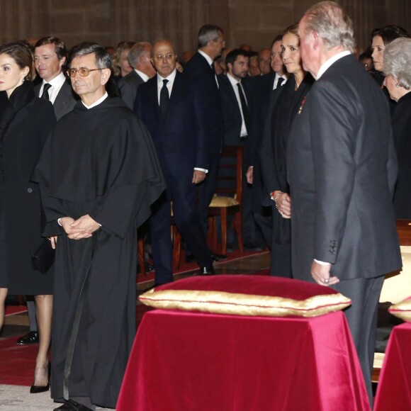 Le roi Felipe VI et la reine Letizia d'Espagne aux obsèques de l'infant Carlos de Bourbon-Siciles, duc de Calabre, au monastère San Lorenzo de l'Escurial le 12 novembre 2015. Cousin germain de Juan Carlos Ier, Don Carlos s'est éteint le 5 octobre et a été inhumé le 8 dans le panthéon des infants du monastère.