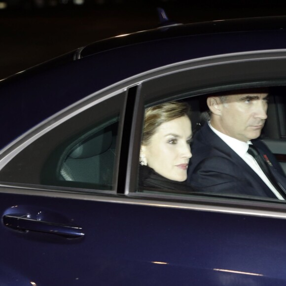 Le roi Felipe VI et la reine Letizia d'Espagne arrivant pour la messe d'obsèques de l'infant Carlos de Bourbon-Siciles, duc de Calabre, au monastère San Lorenzo de l'Escurial le 12 novembre 2015. Cousin germain de Juan Carlos Ier, Don Carlos s'est éteint le 5 octobre et a été inhumé le 8 dans le panthéon des infants du monastère.