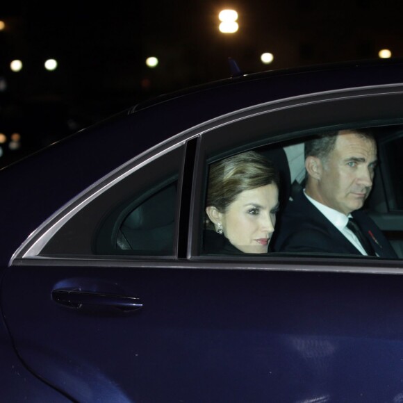 Le roi Felipe VI et la reine Letizia d'Espagne arrivant pour la messe d'obsèques de l'infant Carlos de Bourbon-Siciles, duc de Calabre, au monastère San Lorenzo de l'Escurial le 12 novembre 2015. Cousin germain de Juan Carlos Ier, Don Carlos s'est éteint le 5 octobre et a été inhumé le 8 dans le panthéon des infants du monastère.
